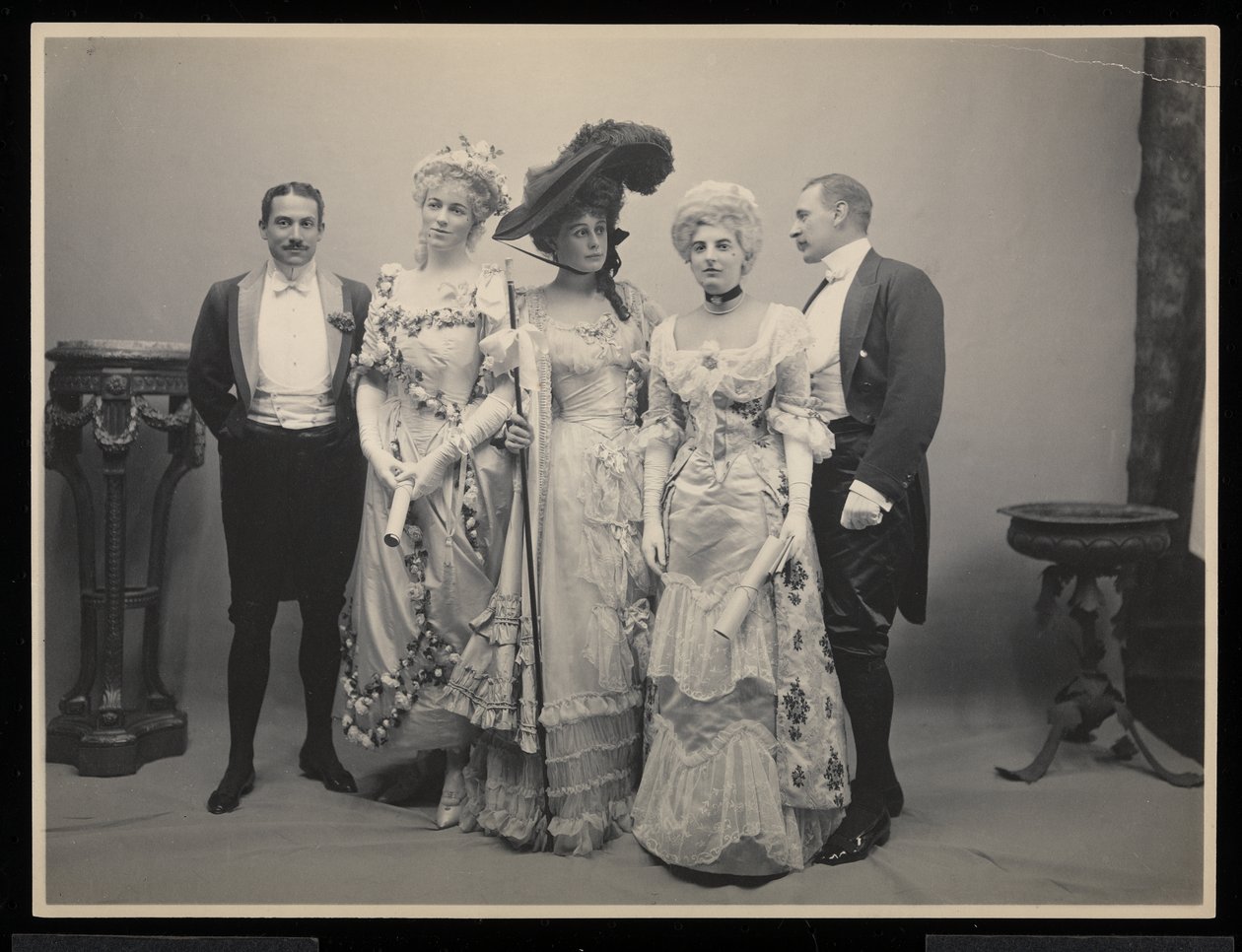 Groepsportret van Mr. Barton Willing, Miss Alice Blight, Miss Eleanor Jay (Mrs. Arthur Iselin), Miss Therese Iselin en een andere man op het James Hazen Hyde Bal, New York, 31 januari 1905 door Byron Company