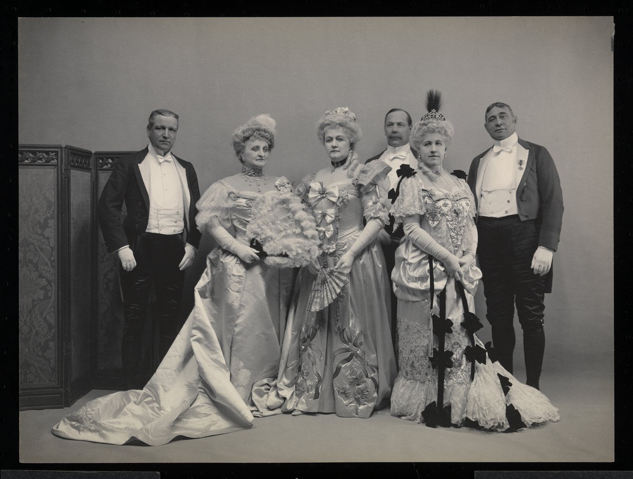 Groepsportret van Sydney Dillon Ripley, mevrouw J.T. Burden, mevrouw Wm. Jay, Benjamin Nicol en kolonel Wm. Jay op het James Hazen Hyde Bal, New York, 31 januari 1905 door Byron Company