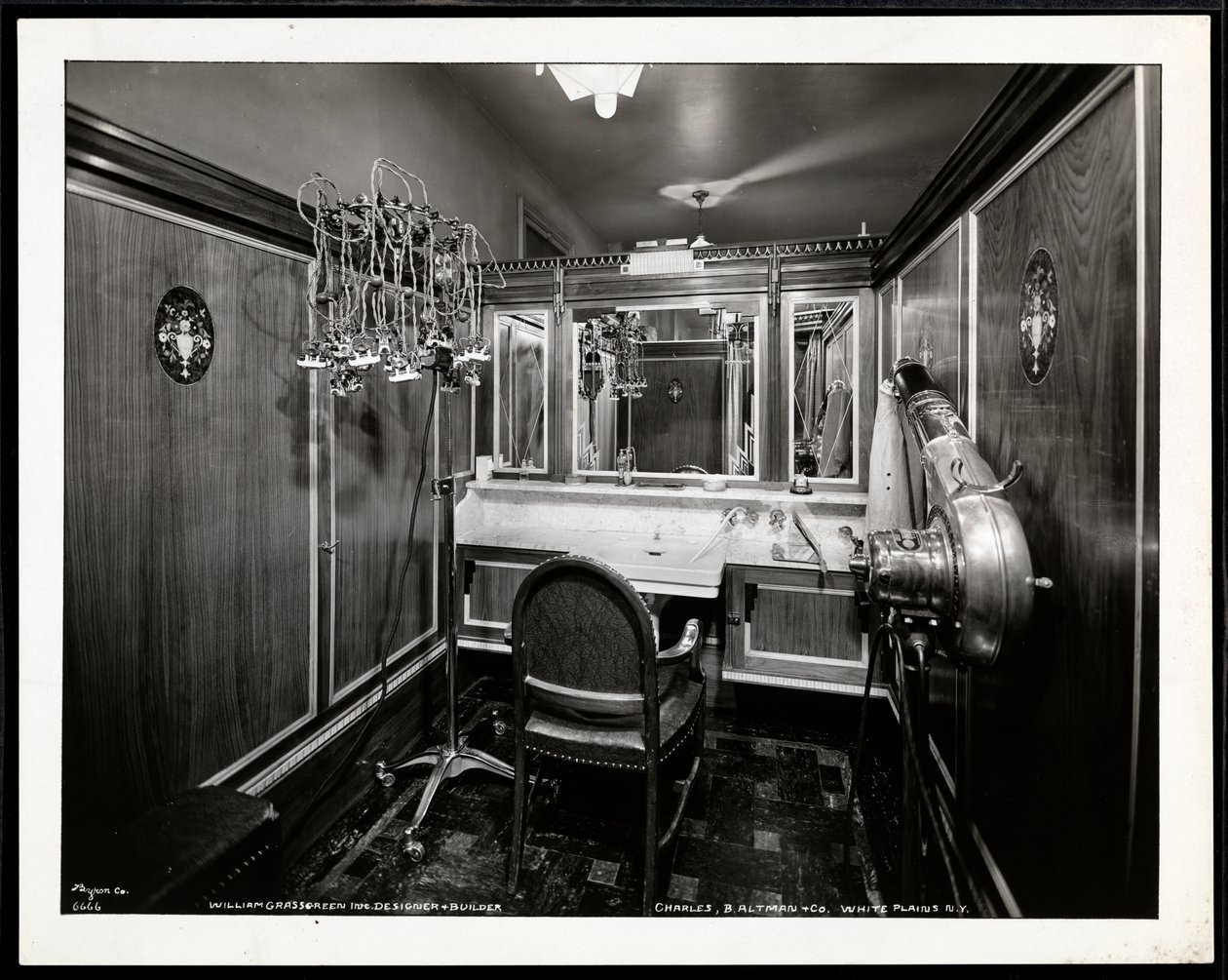 Interieur van een kappershokje in de Charles of the Ritz schoonheidssalon bij B. Altman und Co., 1932 door Byron Company