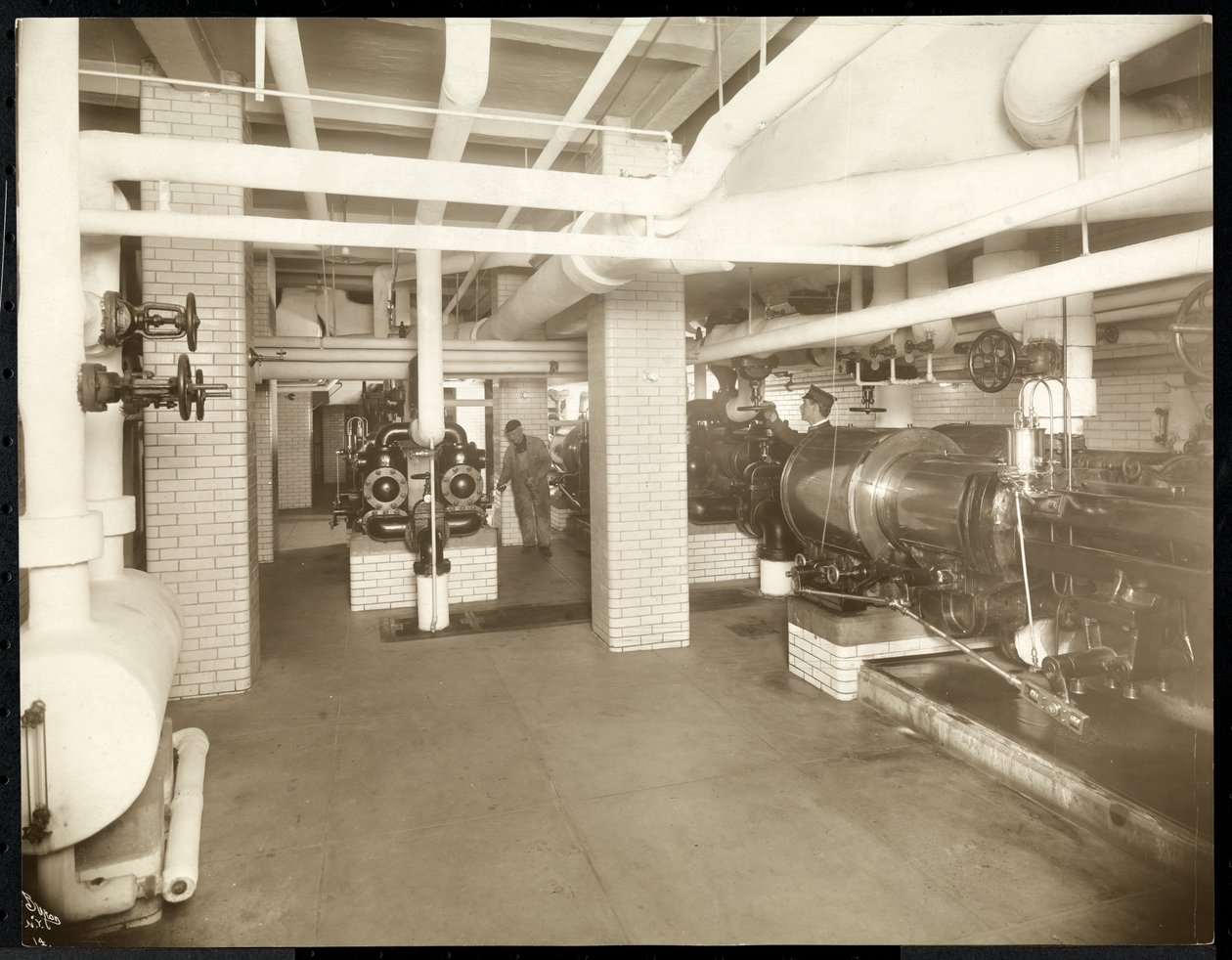 Interieur van een ketelruimte bij de New York City Bridge Dept., 1905 door Byron Company
