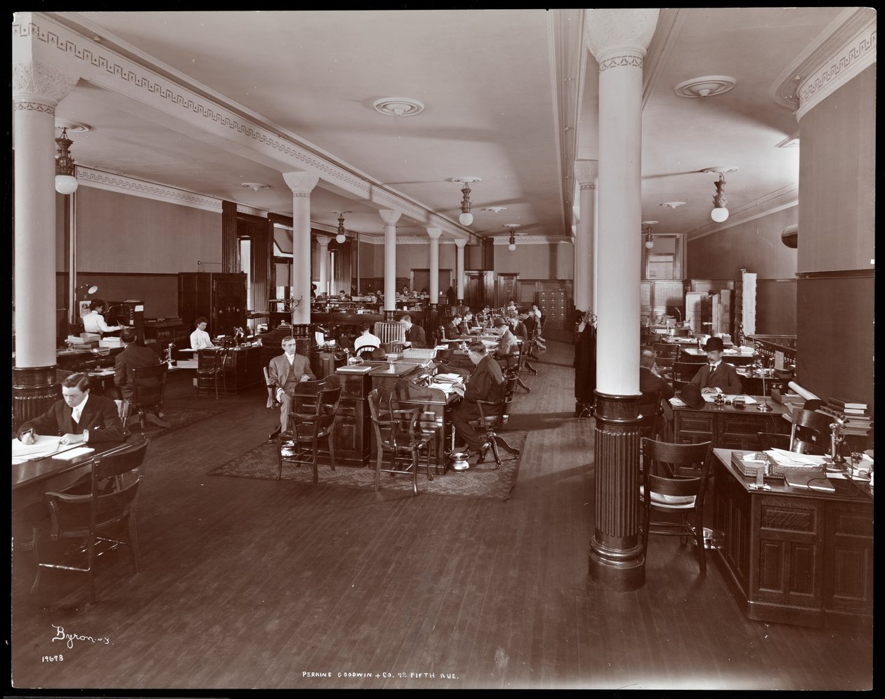 Interieur van een open kantoorvloer bij Perkins, Goodwin und Co. op 72 5th Avenue, New York, ca. 1905 door Byron Company