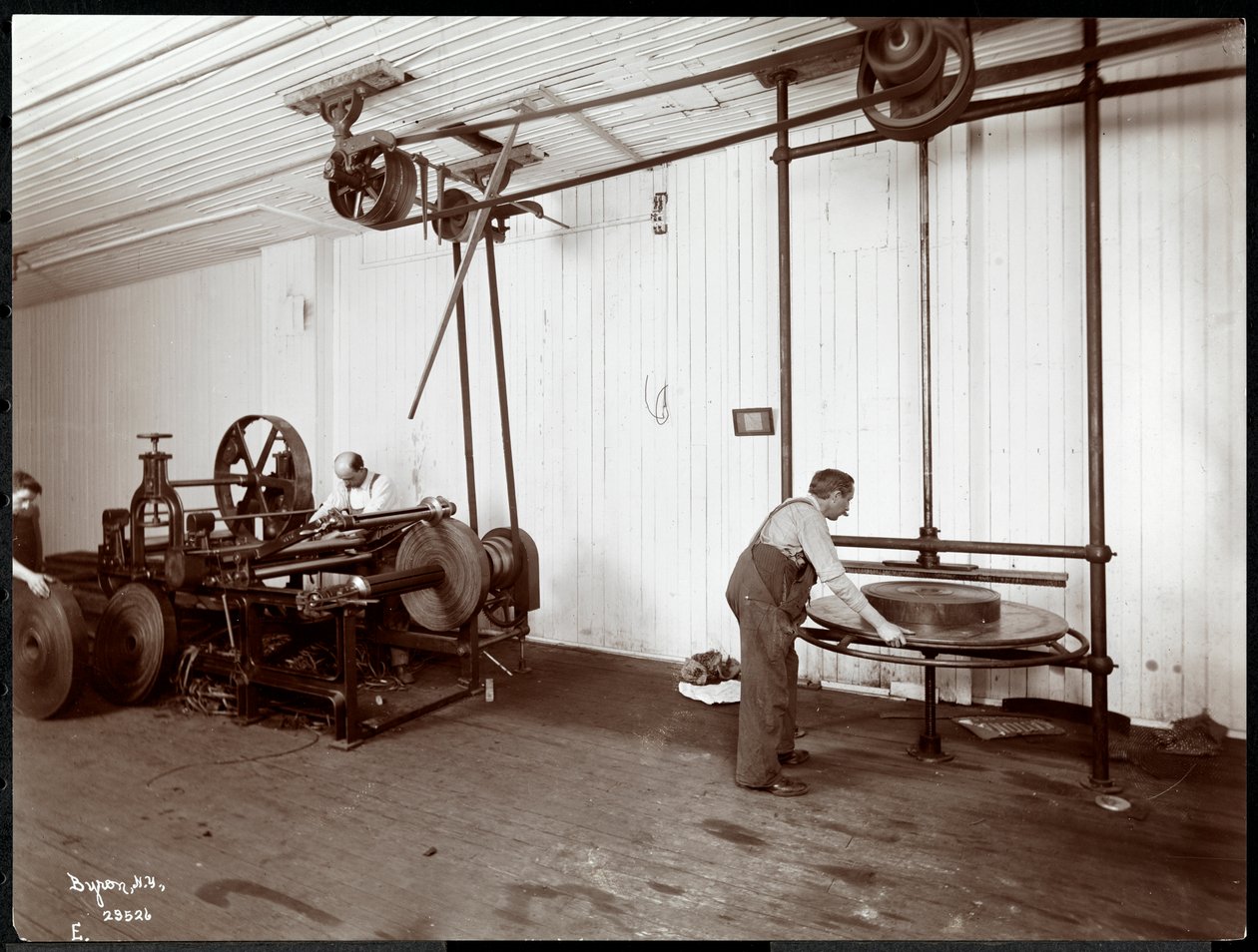 Interieurzicht van mannen die aan leer werken bij de New York Leather Belting Co., New York, 1906 door Byron Company
