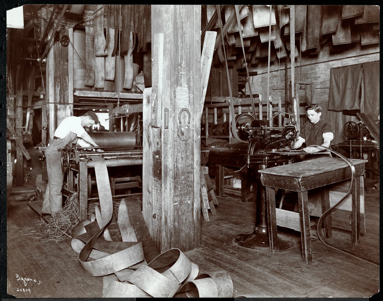 Interieur van mannen die werken met leer bij de New York Leather Belting Co., New York, 1905 of 1906 door Byron Company