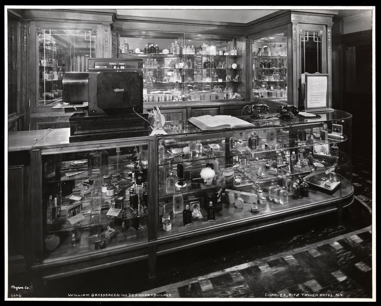 Interieur van de Charles of the Ritz schoonheidssalon in het Ritz Tower Hotel, Park Avenue en 57th Street, New York, 1932 door Byron Company