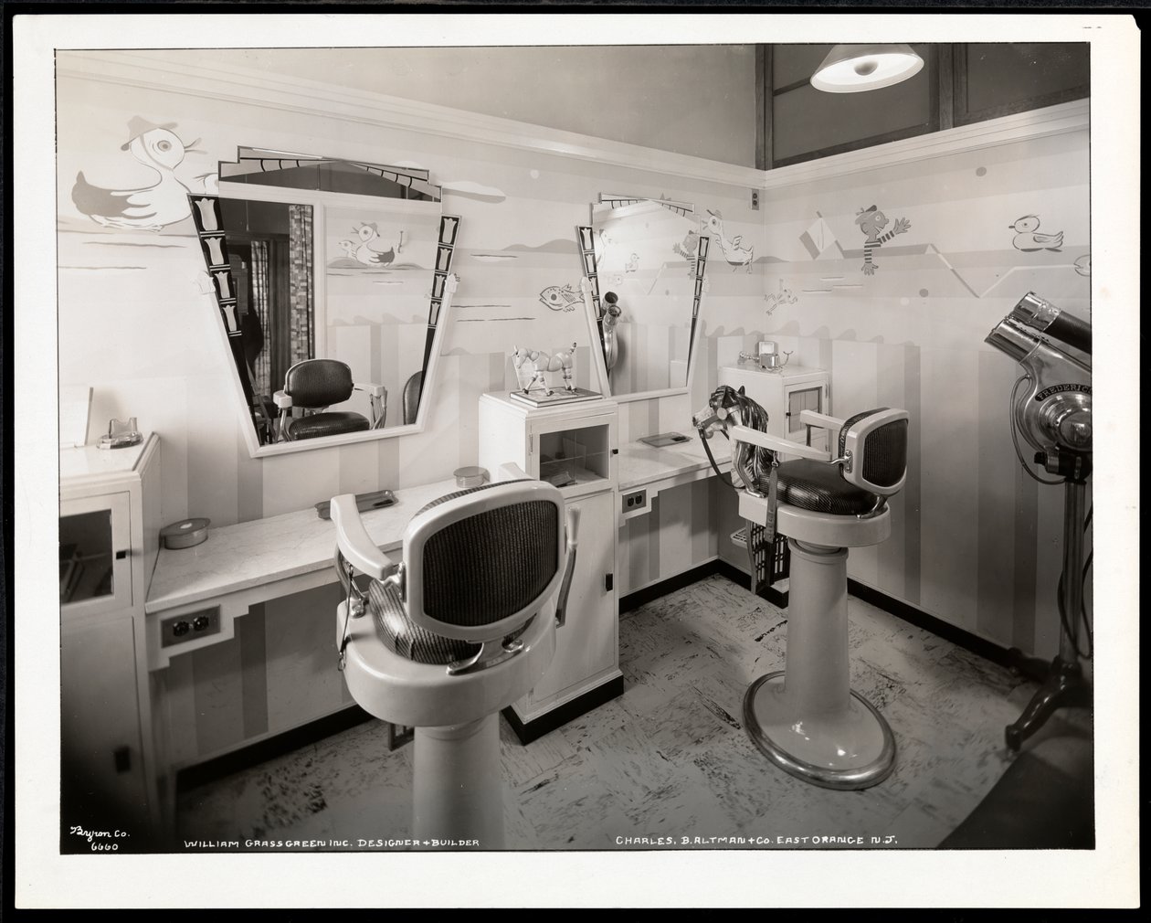 Interieur van de Kinderkapsalon bij Charles of the Ritz schoonheidssalon bij B. Altman en Co., New Jersey, 1932 door Byron Company