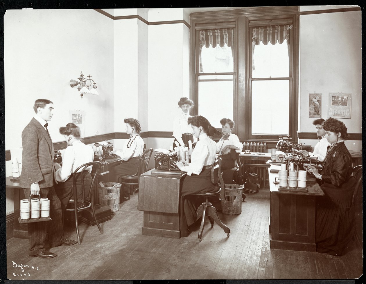 Interieur van vrouwen bij dicteermachines bij de New York Edison Co., 55 Duane Street, New York, 1910 door Byron Company