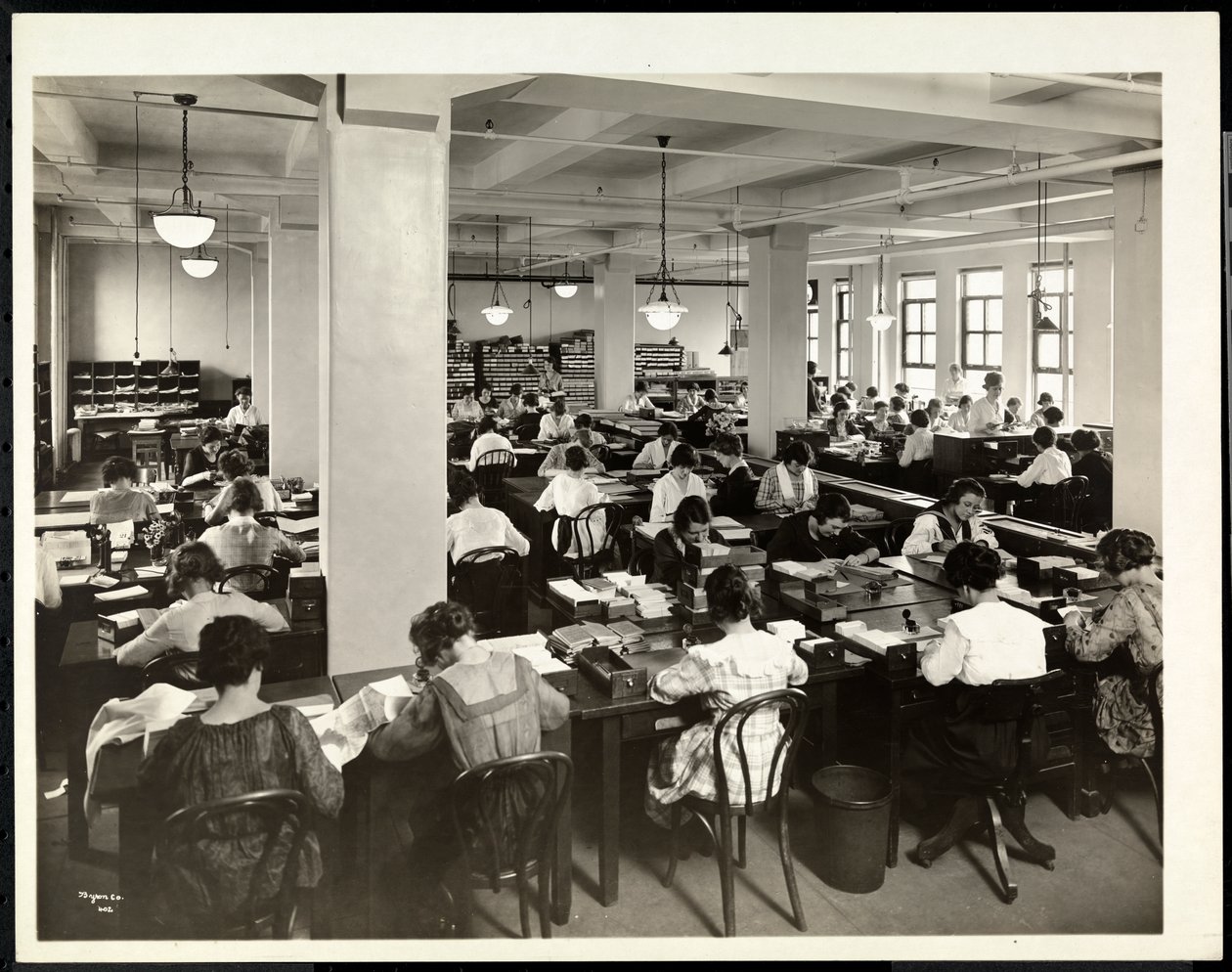 Interieur van vrouwen die werken in de orderafdeling bij International Magazine Co., 119 West 40th Street, New York door Byron Company