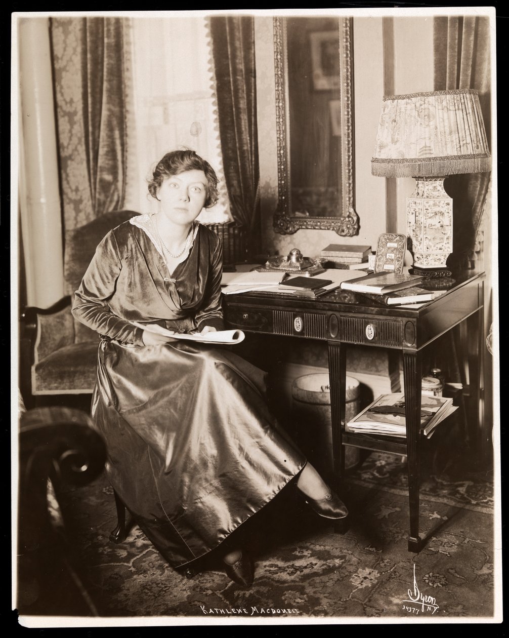 Kahleen MacDonell, c.1914 (zilveren gelatin afdruk) door Byron Company