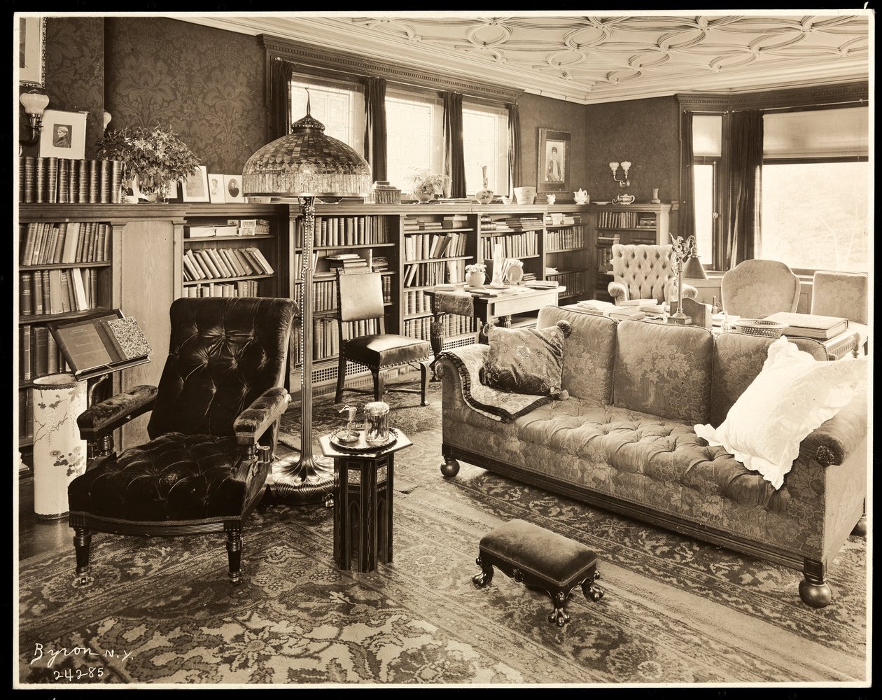 Bibliotheek in het huis van Thomas Edison door Byron Company