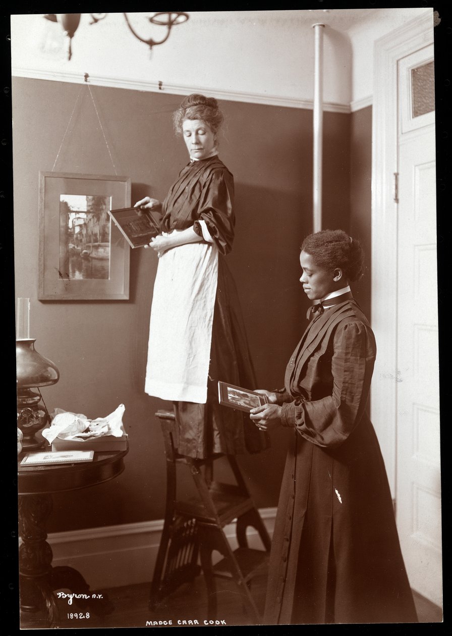Madge Carr Cook hangt schilderijen op met haar dienstmeid, c.1904 door Byron Company