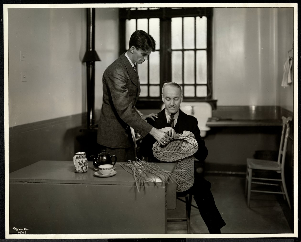 Man leert een andere man manden maken bij de New York Association for the Blind, 111 East 59th Street, New York, 1931 door Byron Company