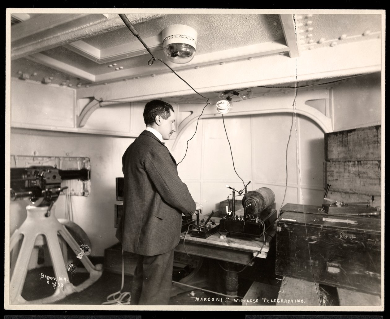 Marconi en zijn draadloze telegraafapparatuur, 1899-1900 door Byron Company