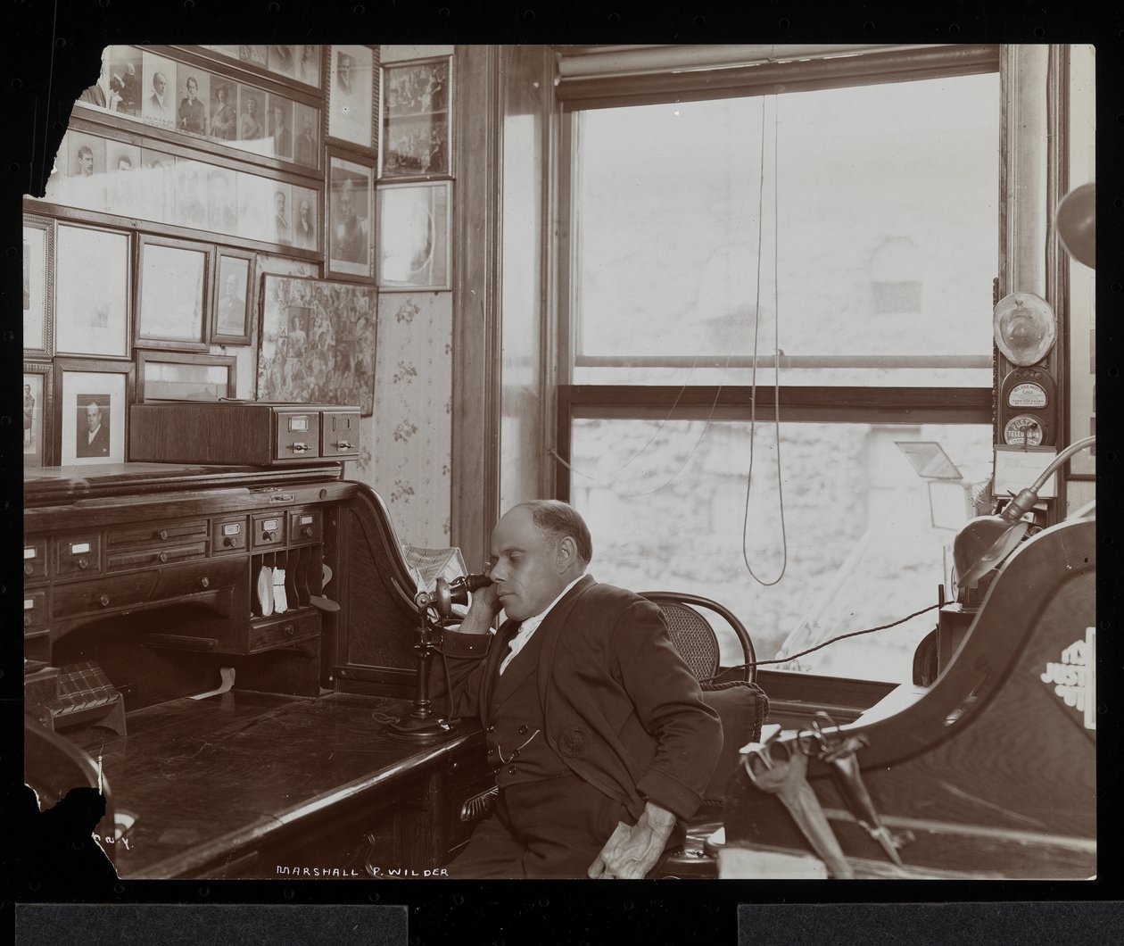 Marshall P. Wilder aan de telefoon in zijn kantoor, 1898-99 door Byron Company