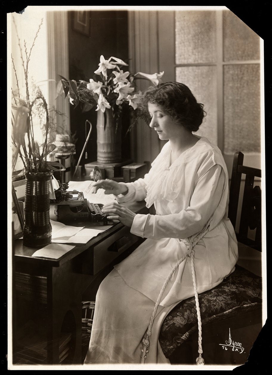 Maude Fealy zittend aan een Typemachine, ca.1915 door Byron Company