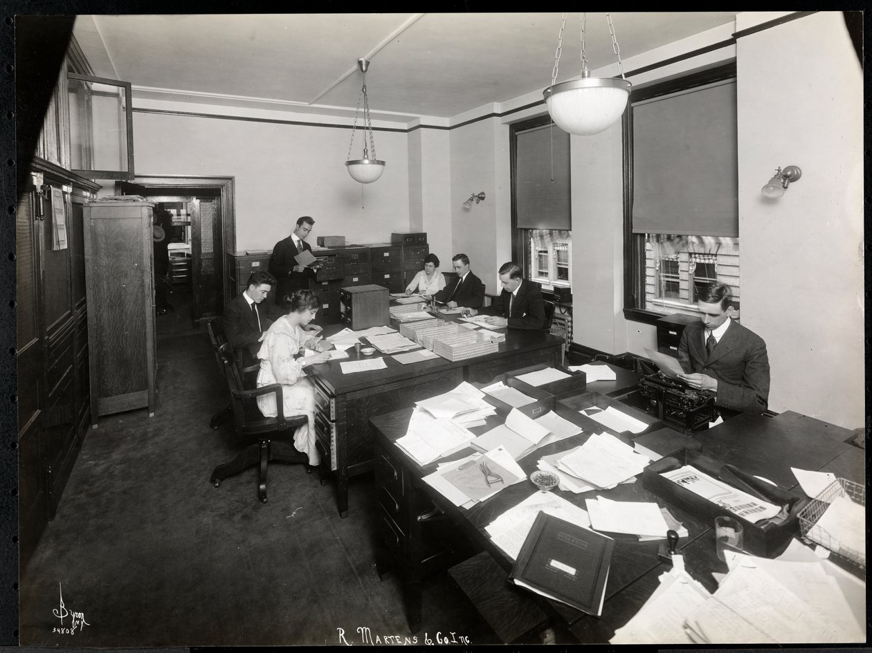 Mannen en vrouwen die werken in het export- en archiefkantoor van R. Martens en Co. Inc., New York, 1916-17 door Byron Company