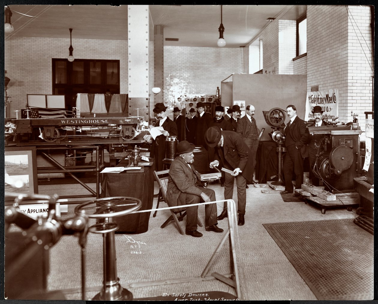 Mannen bij een tentoonstelling van veiligheidsapparaten bij het American Institute of Social Service, New York, 1906-07 door Byron Company