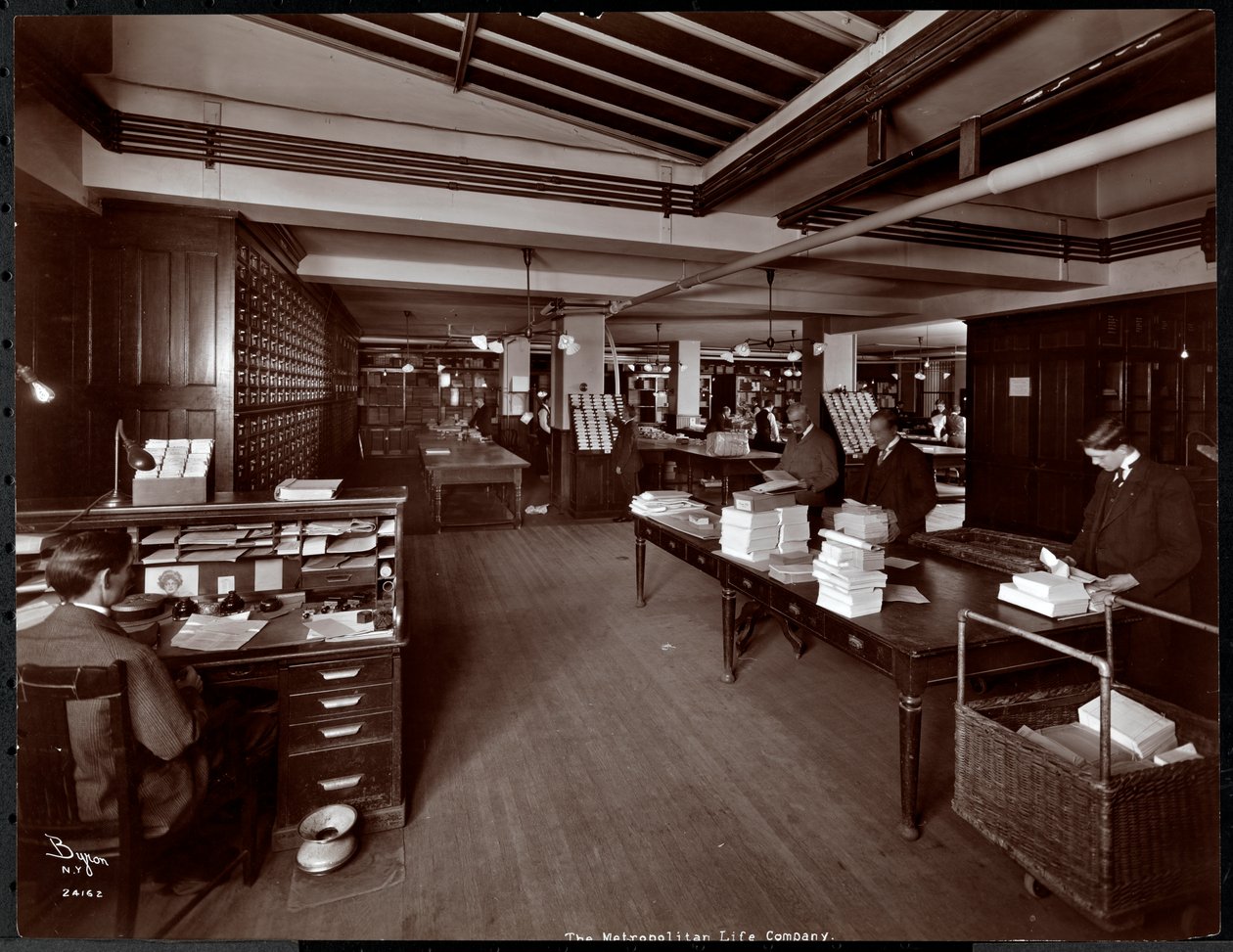 Mannen aan het werk in wat lijkt op een sorteerzaal bij de Metropolitan Life Insurance Co. aan 23rd Street en Madison Avenue, New York, 1907 door Byron Company