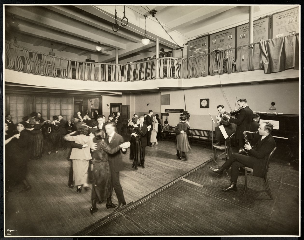 Maandelijkse dans bij de New York Association for the Blind, 111 East 59th Street, New York, 1926 door Byron Company
