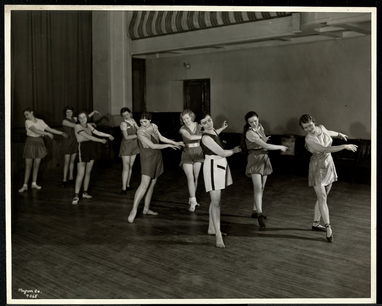 Mevrouw Dean en acht dansende meisjes in de gymzaal van de New York Association for the Blind, 111 East 59th Street, New York, 1935 door Byron Company