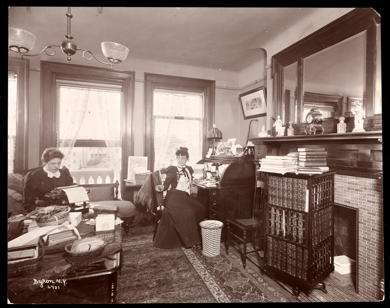 Mevrouw Florence Clinton Sutro en een typiste in haar huis op 320 West 102nd Street, New York, 1899 door Byron Company