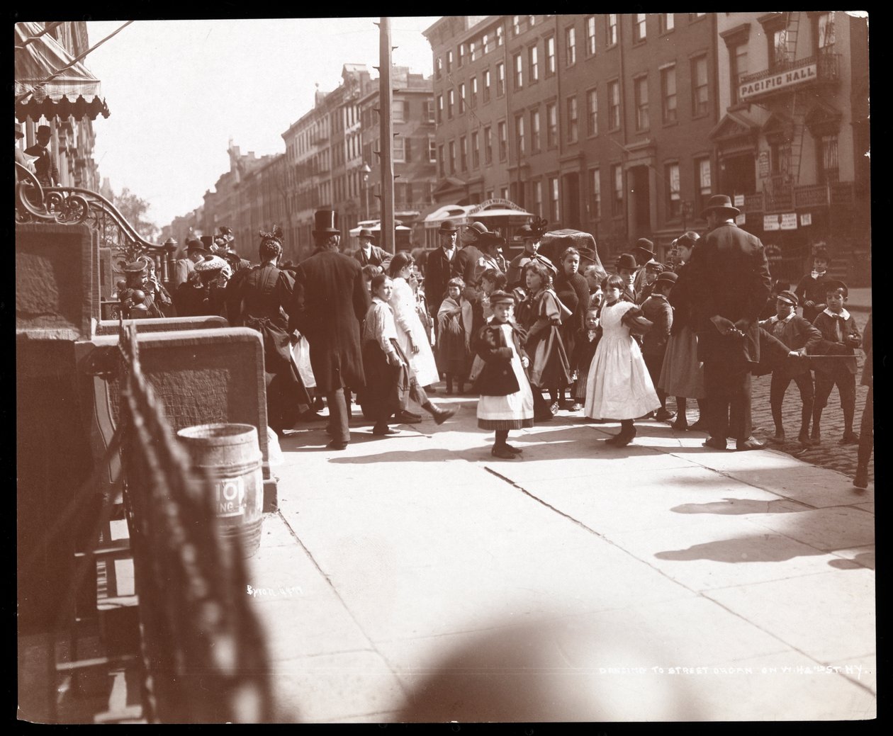 Straatscène in New York, 1898 door Byron Company