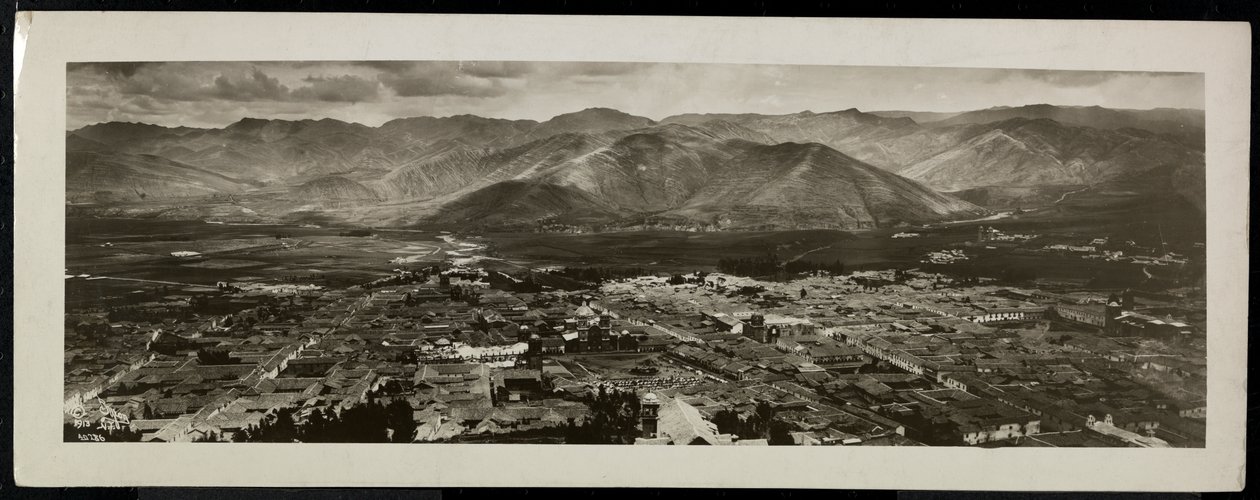 Panoramisch uitzicht van bovenaf op een stad, vermoedelijk aan of nabij het Panamakanaal met bergen op de achtergrond, 1913 door Byron Company
