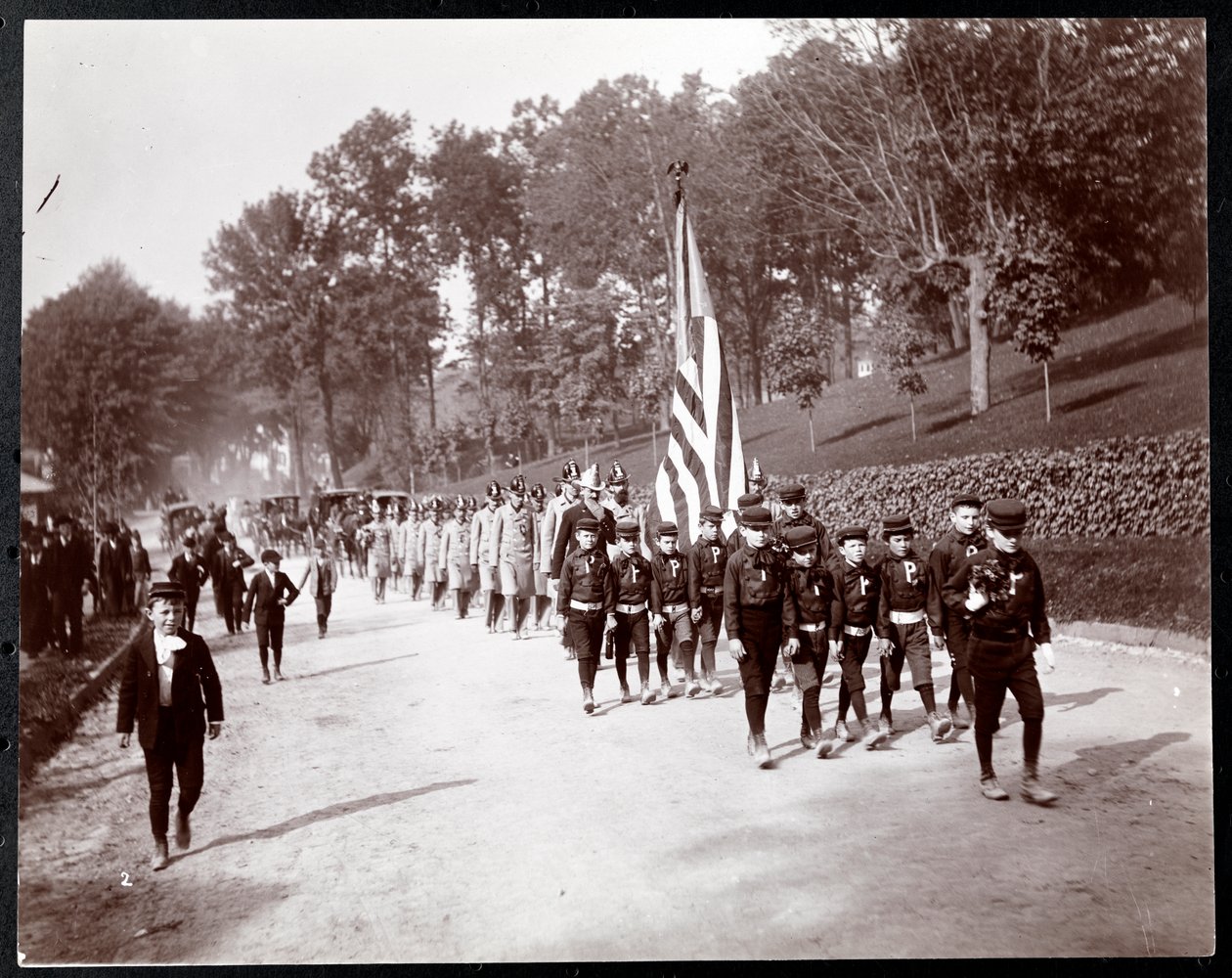 Parade met kinderen en brandweermannen marcherend in Dobbs Ferry, New York, 1898 door Byron Company