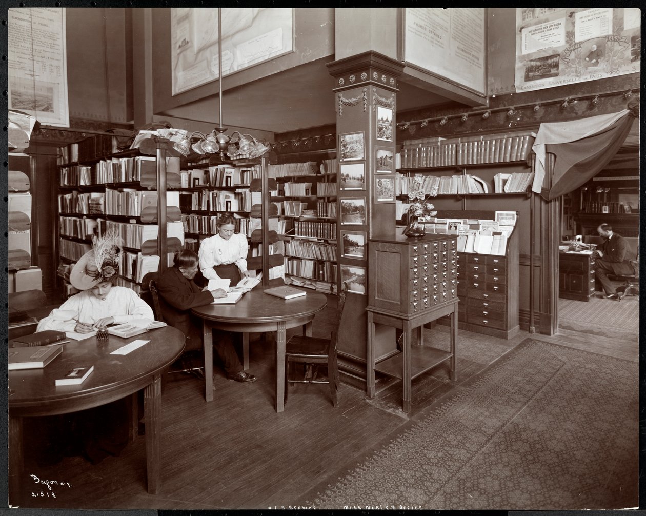 Mensen in de bibliotheek (mogelijk het kantoor van Miss Noble) bij het American Institute of Social Service, New York door Byron Company