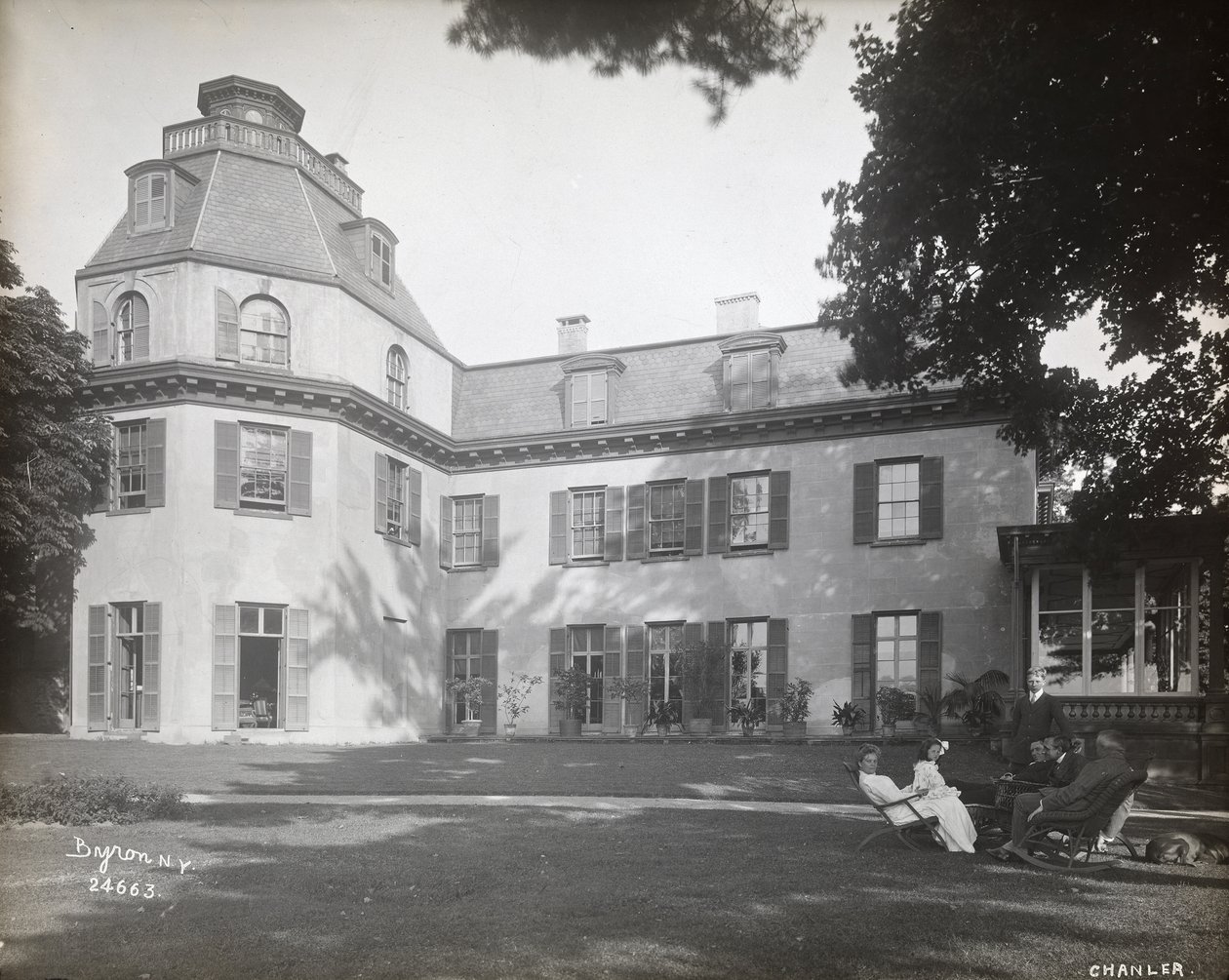 Mensen zittend op stoelen op het gazon voor de Astor Chanler residentie in Barrytown, New York, 1907 door Byron Company