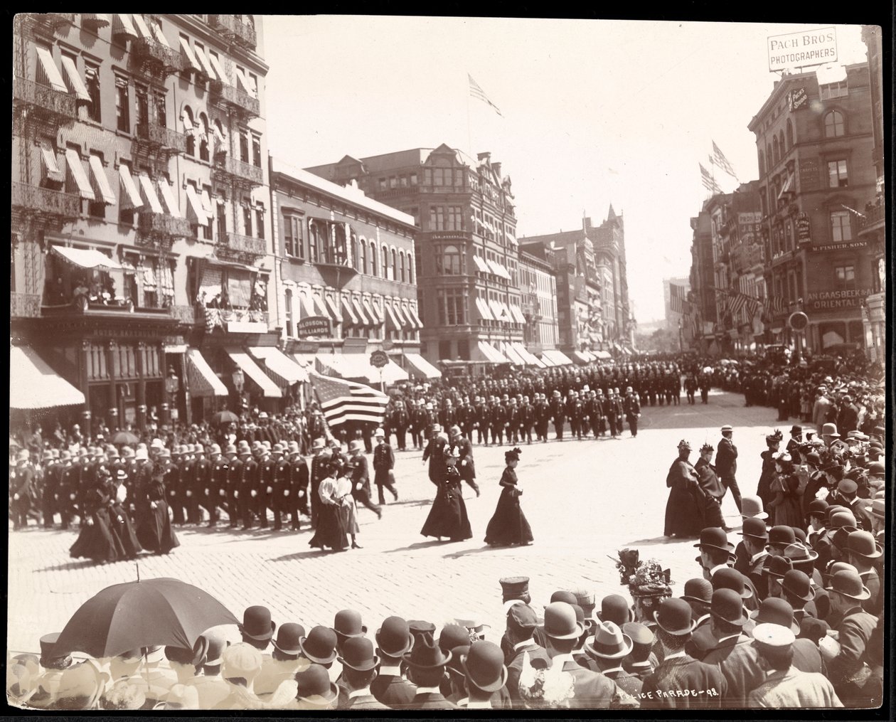 Politie marcheert in een New York City Politieparade, New York, 1898 door Byron Company