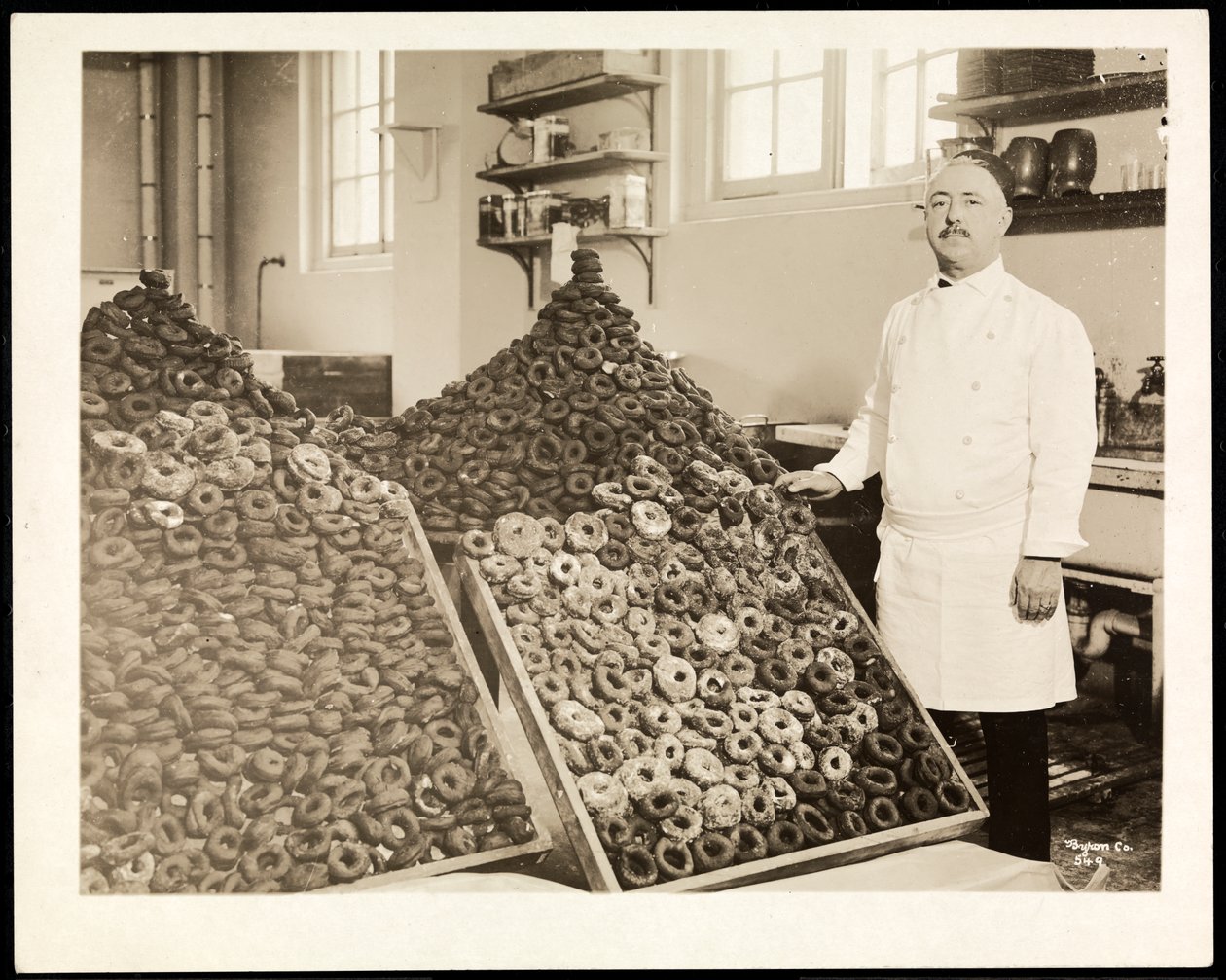 Portret van Chef Leoni met bakken donuts voor het Leger des Heils in het Hotel Commodore, 1919 door Byron Company