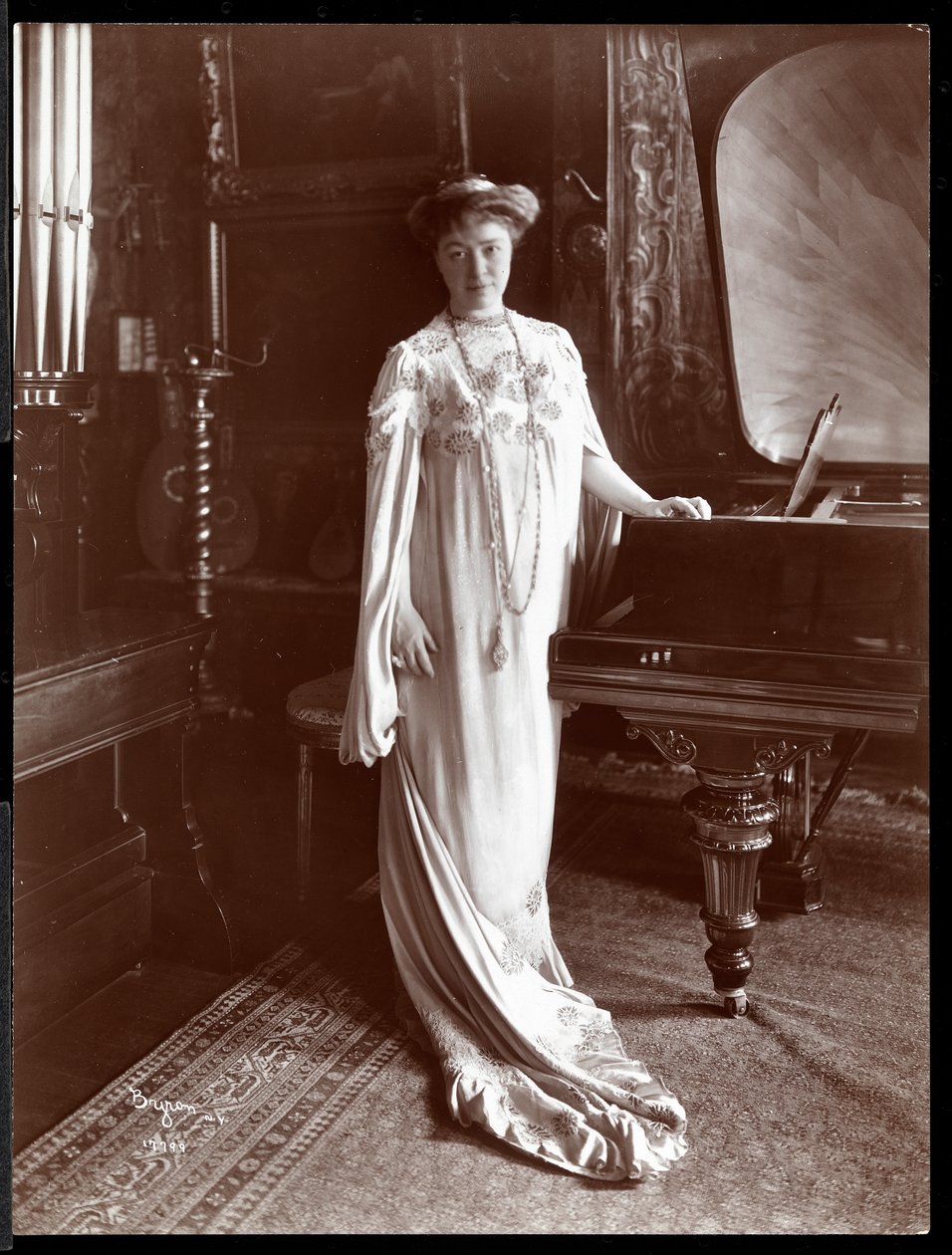 Portret van Mevrouw I. M. Clark staand bij een piano, 1904 door Byron Company