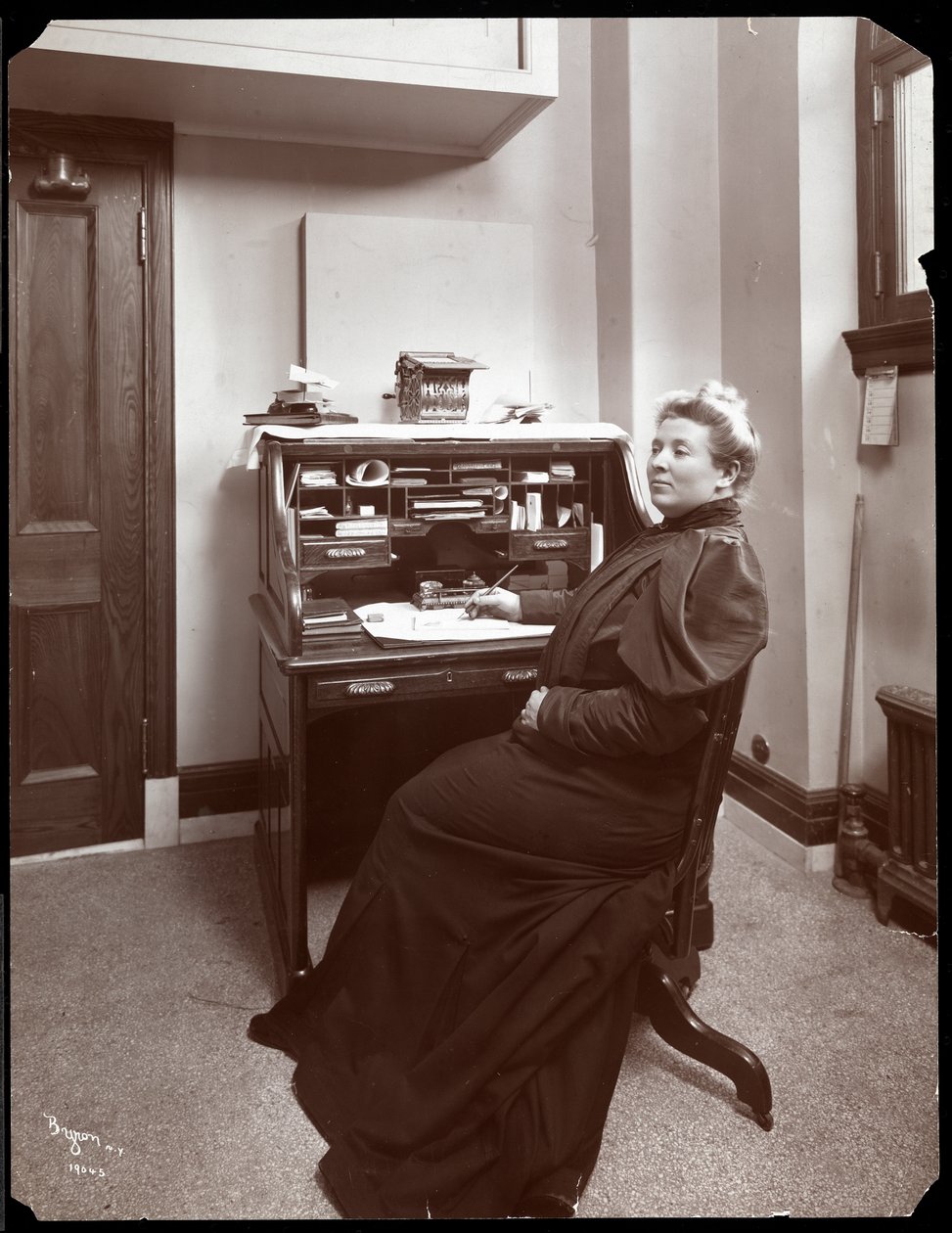 Portret van een niet-geïdentificeerde vrouw aan een bureau in een kantoor in New York, 1904 door Byron Company