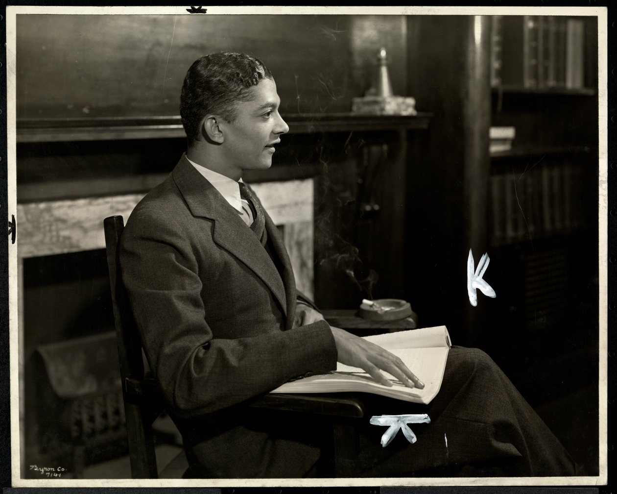 Portret van een blinde Afro-Amerikaanse man die braille leest bij de New York Association for the Blind, 111 East 59th Street, New York, 1935 door Byron Company