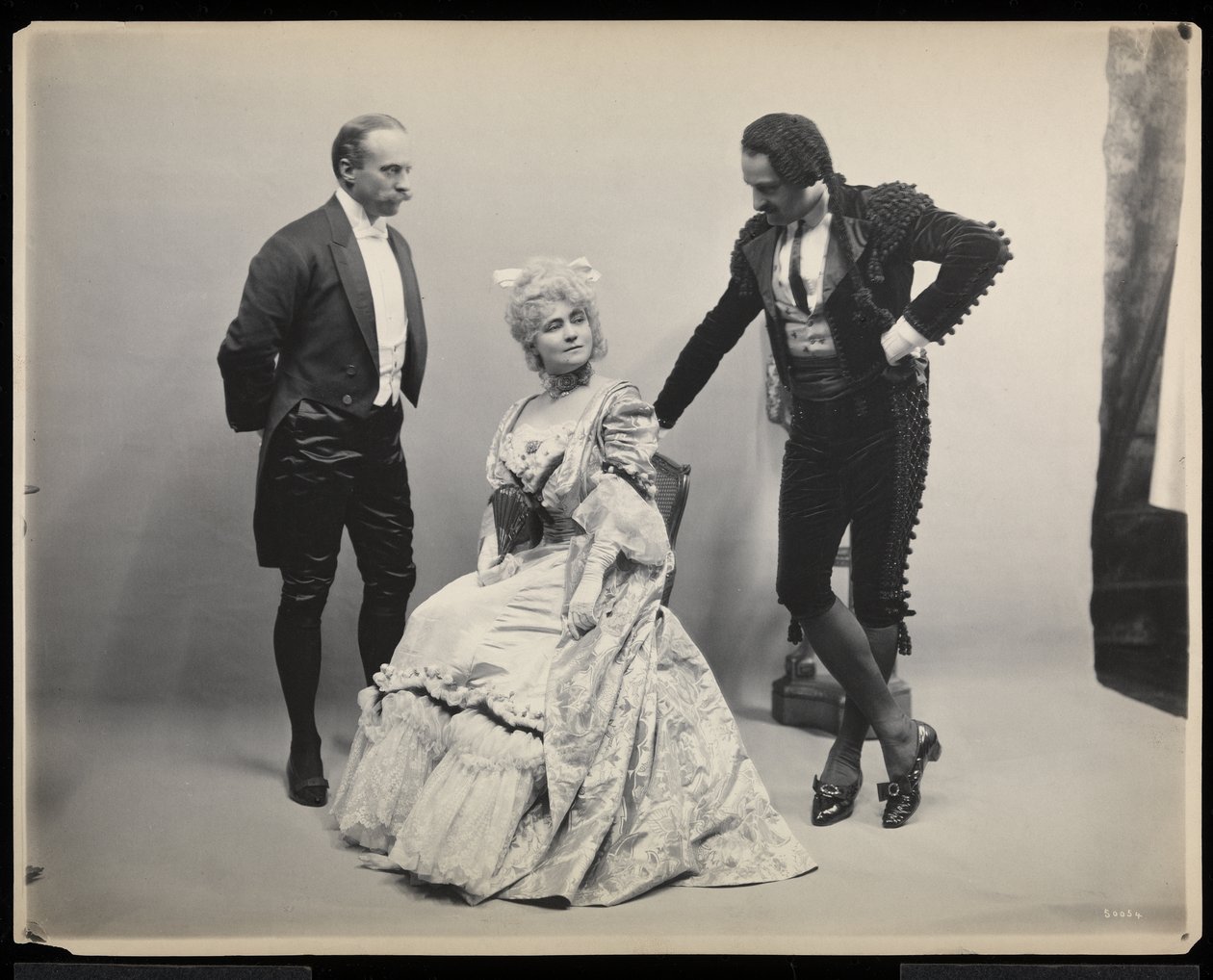 Portret van operazanger Antonio Scotti met een Onbekende Man en Vrouw op het James Hazen Hyde Bal, New York, 31 januari 1905 door Byron Company