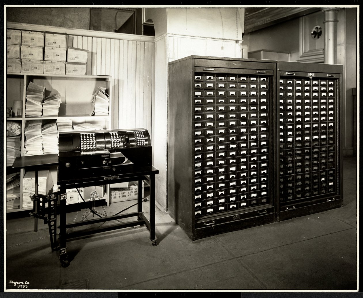 Mogelijk een rekenmachine en een archiefkast met kleine lades in het kantoor van de Carolyn Laundry op 111 East 128th Street, East Harlem, New York, 1929 door Byron Company