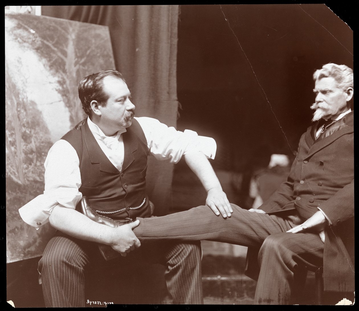 Professor Atkinson, een Engelse bottenzetter, met een mannelijke patiënt, 1898 door Byron Company