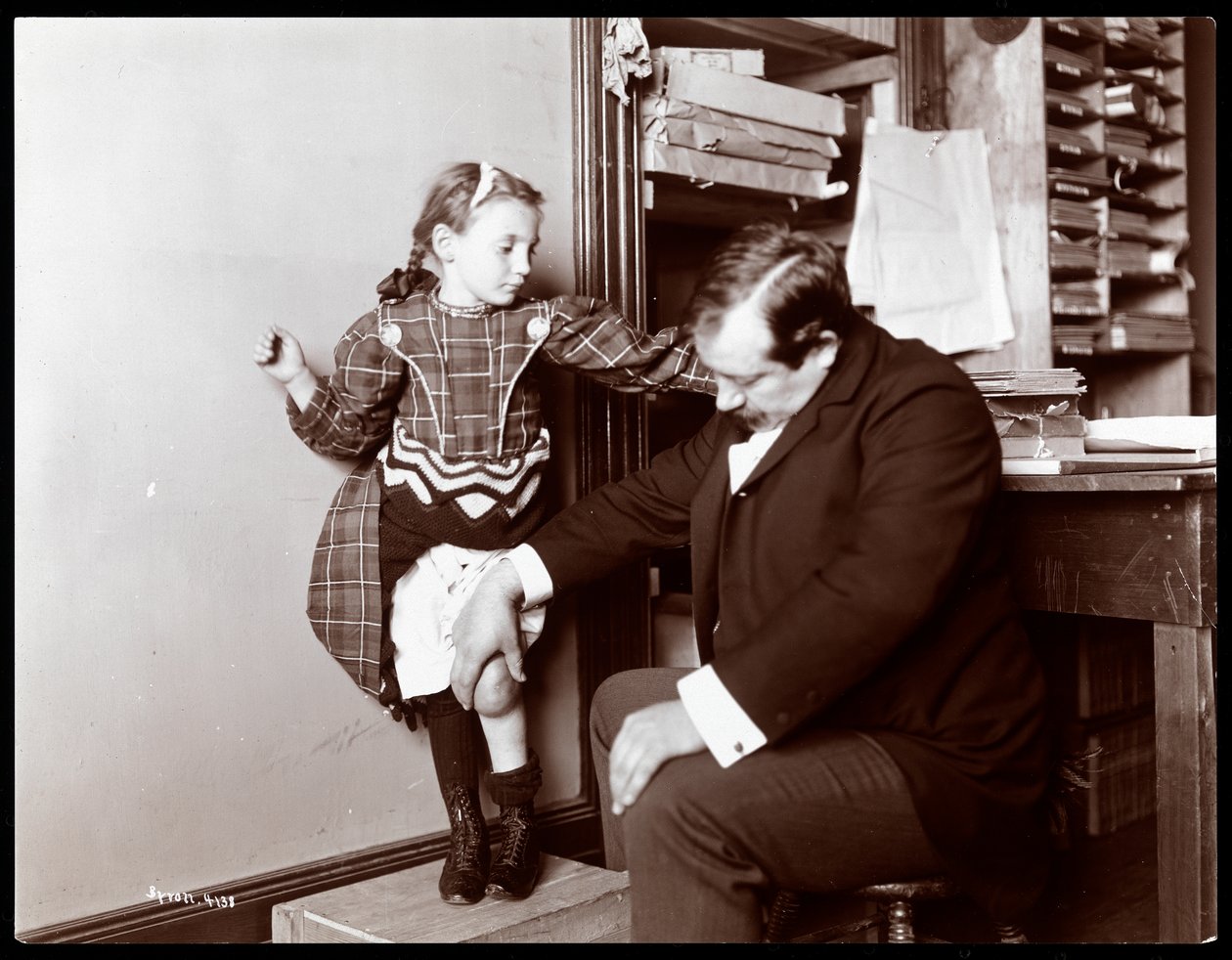 Professor Atkinson, een Engelse bottenzetter, met een jonge vrouwelijke patiënt, 1898 door Byron Company