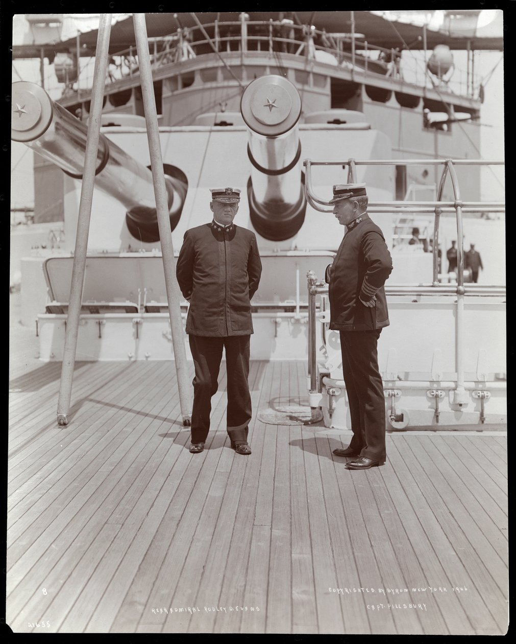 Admiraal Robley Dunglison Evans en kapitein John Elliott Pillsbury op het dek van de U.S.S. Marine, 1906 door Byron Company