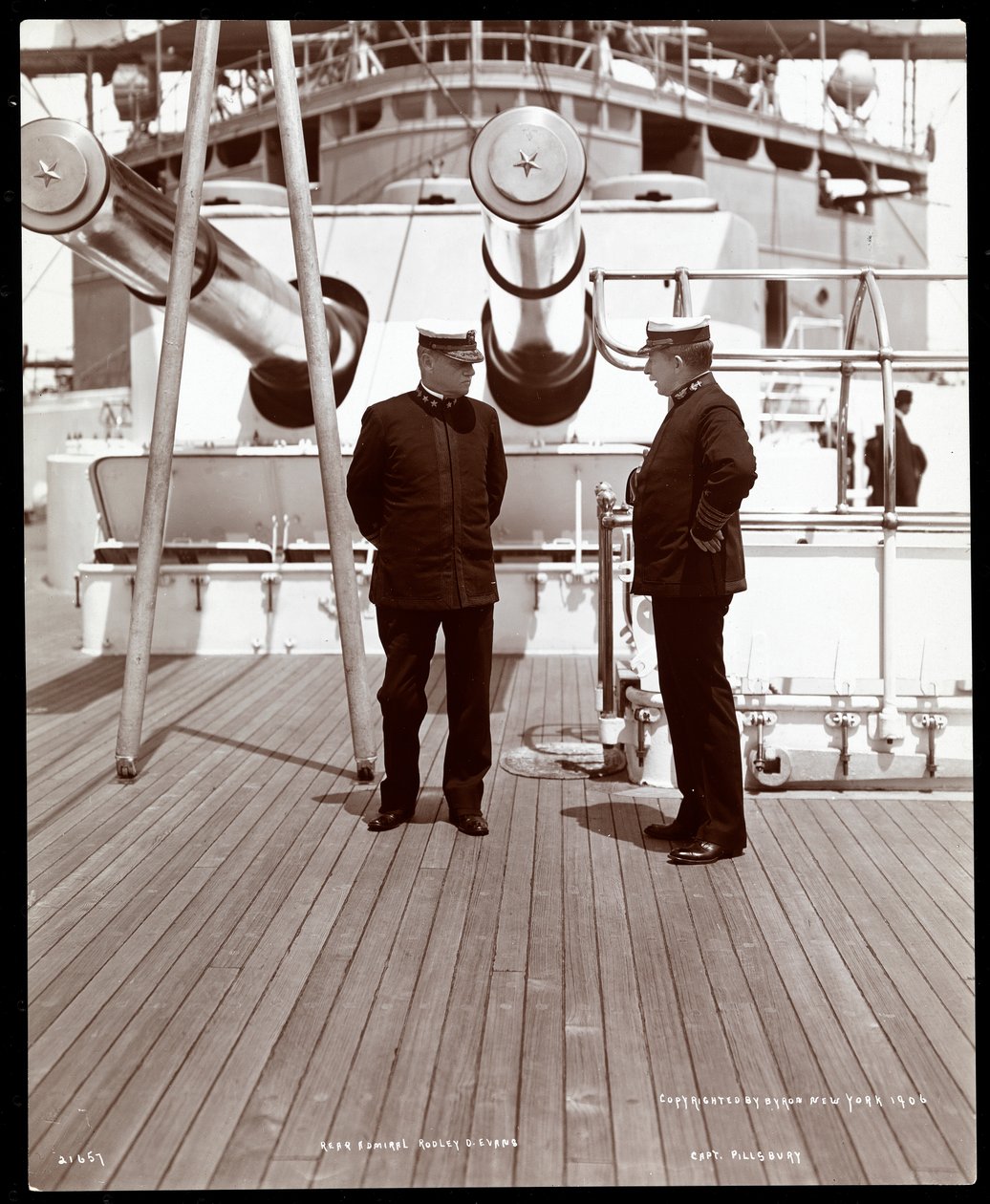 Viceadmiraal Robley Dunglison Evans en Kapitein John Elliott Pillsbury op het dek van de U.S.S. Marine, 1906 door Byron Company