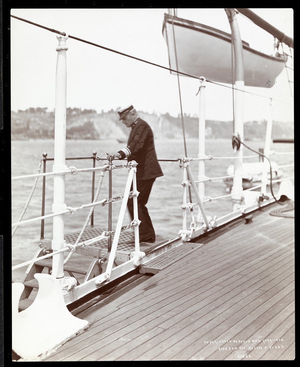 Vice-admiraal Robley Dunglison Evans op het dek van de U.S.S. Maine, 1906 door Byron Company