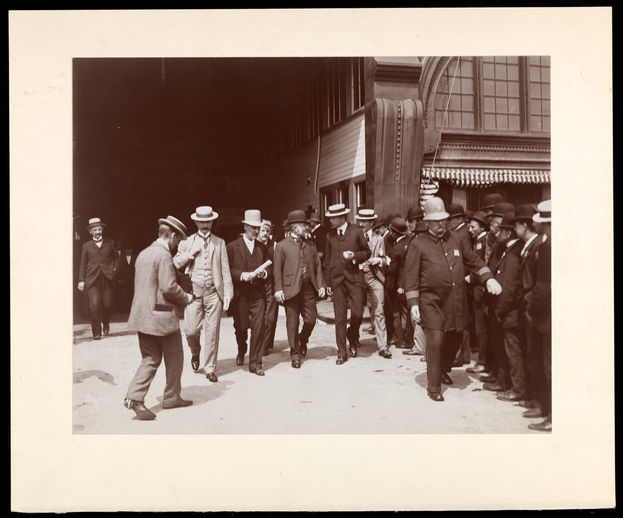 Richard Croker met menigte, 1899 door Byron Company