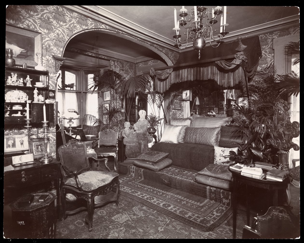 Woonkamer in de residentie van Elsie de Wolfe op 122 East 17th Street, New York, 1895 of 1896 door Byron Company