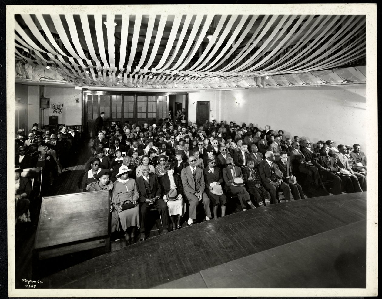Gemaakt vanaf het podium van een publiek op een gekleurd feest in het auditorium van de New York Association for the Blind, 111 New York East 59th Street, New York, 1937 door Byron Company