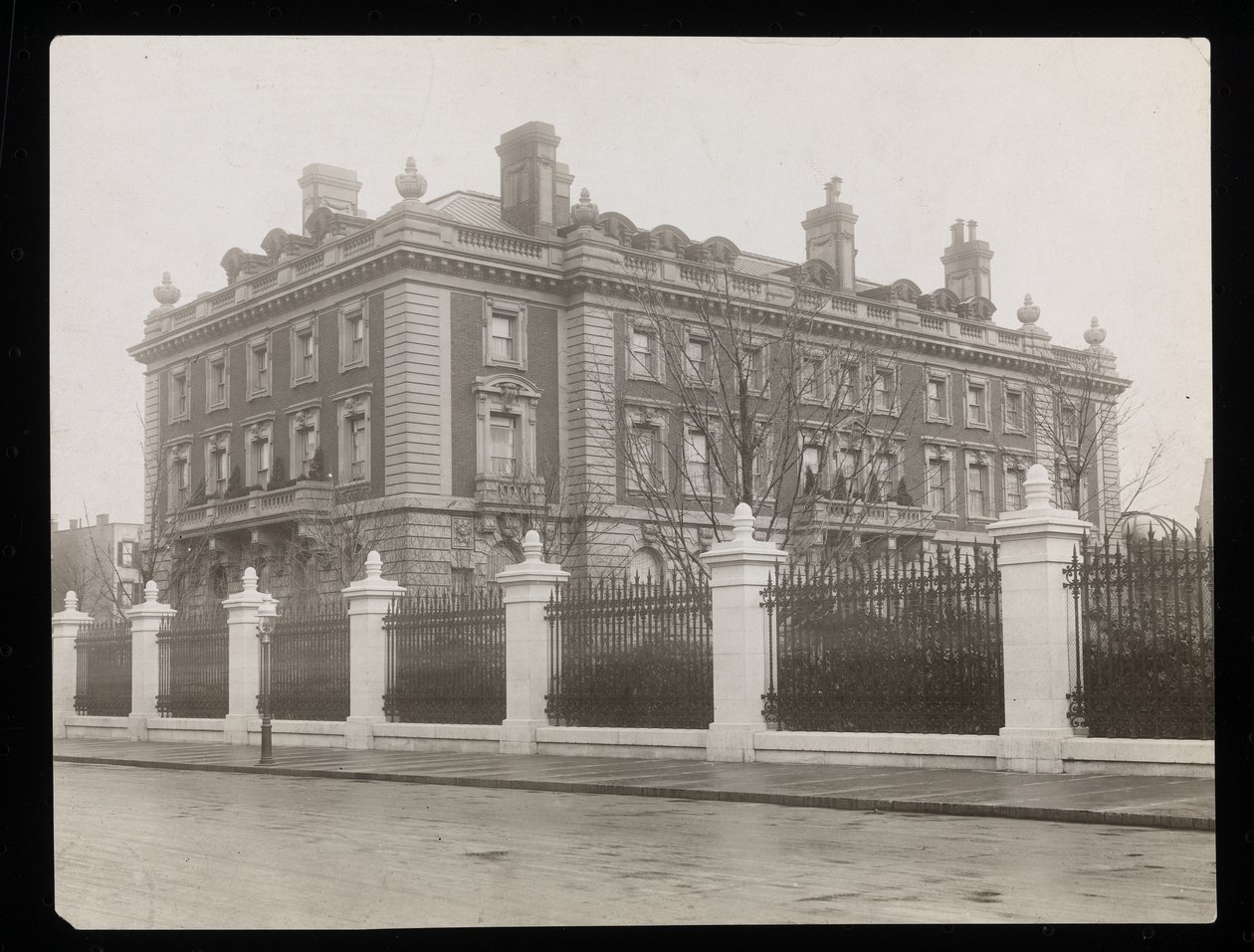Het Andrew Carnegie herenhuis vanaf 5th Avenue bij 91st Street, New York, ca. 1906 door Byron Company