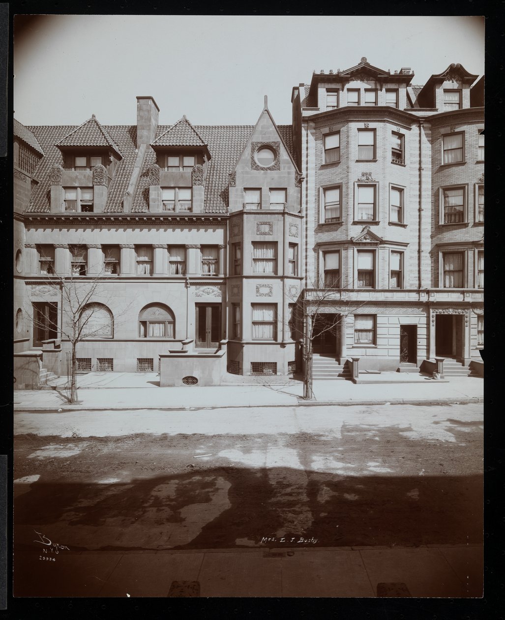 De residentie van mevrouw Leonard J. Busby op 25 Montgomery Place, Brooklyn, New York, 1907 door Byron Company