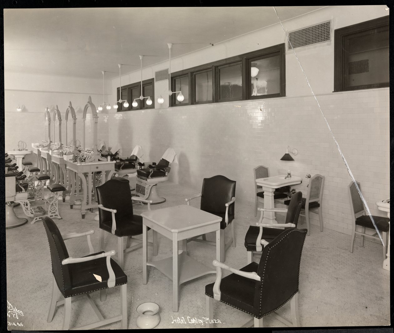 De kapperszaak in het Copley Plaza hotel, Boston, 1912 of 1913 door Byron Company
