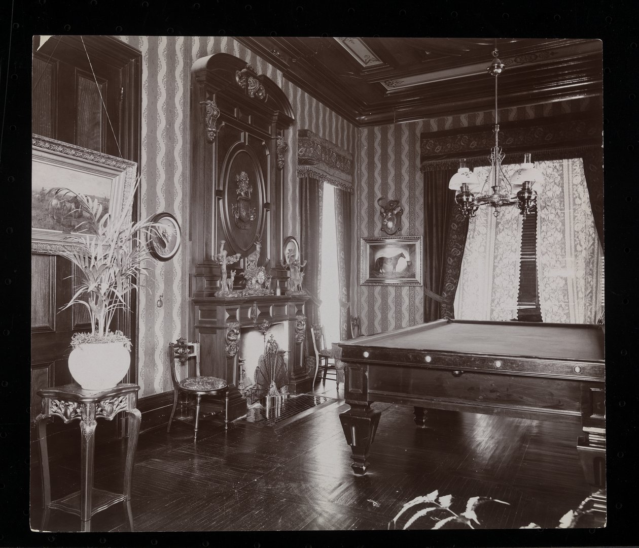 De biljartkamer in de John Jacob Astor residentie in Rhinecliff, N.Y., 1893-94 door Byron Company