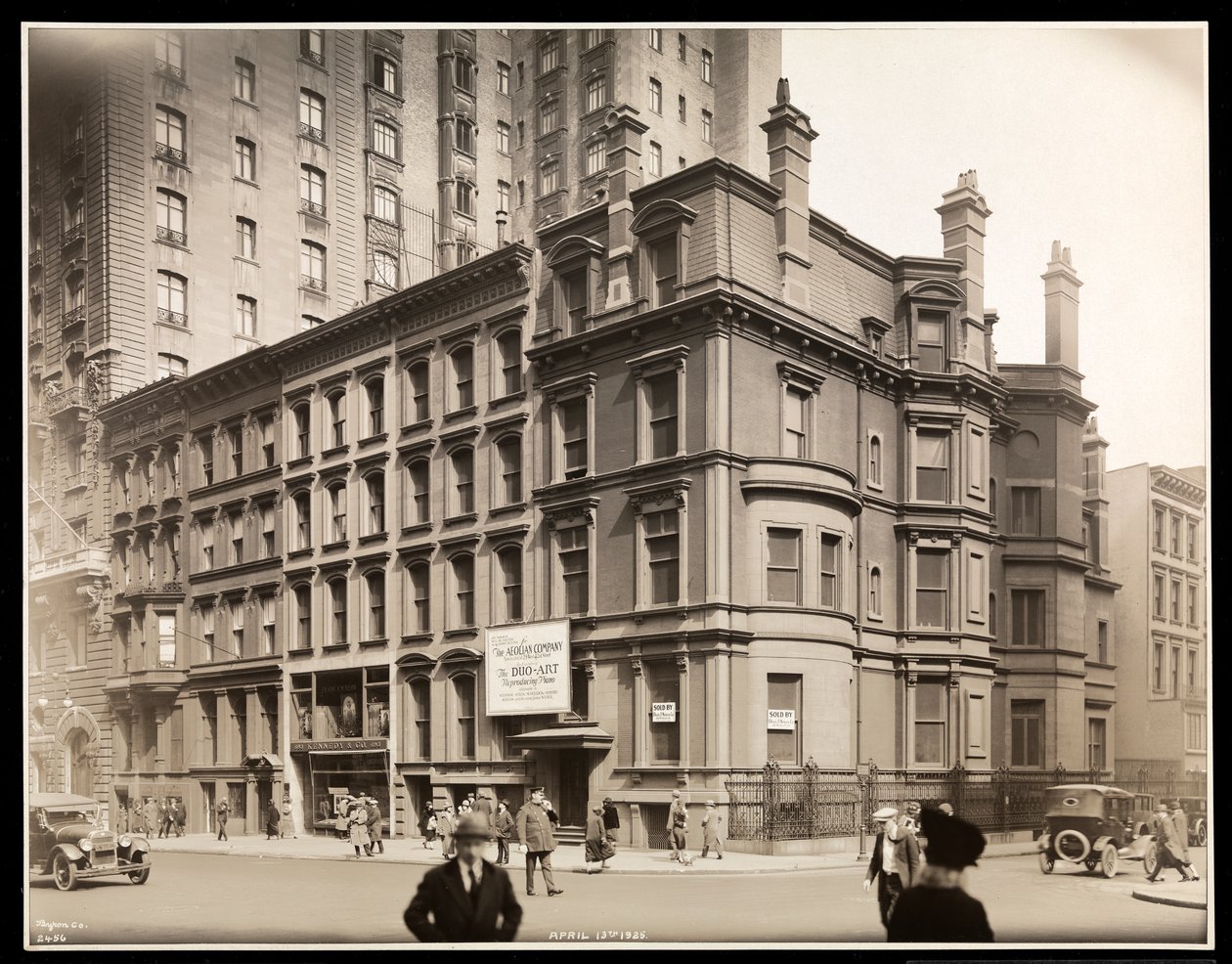 De buitenkant van het Aeolian Company Building, noordoostelijke hoek van 54th Street en Fifth Avenue, New York, 1925 door Byron Company