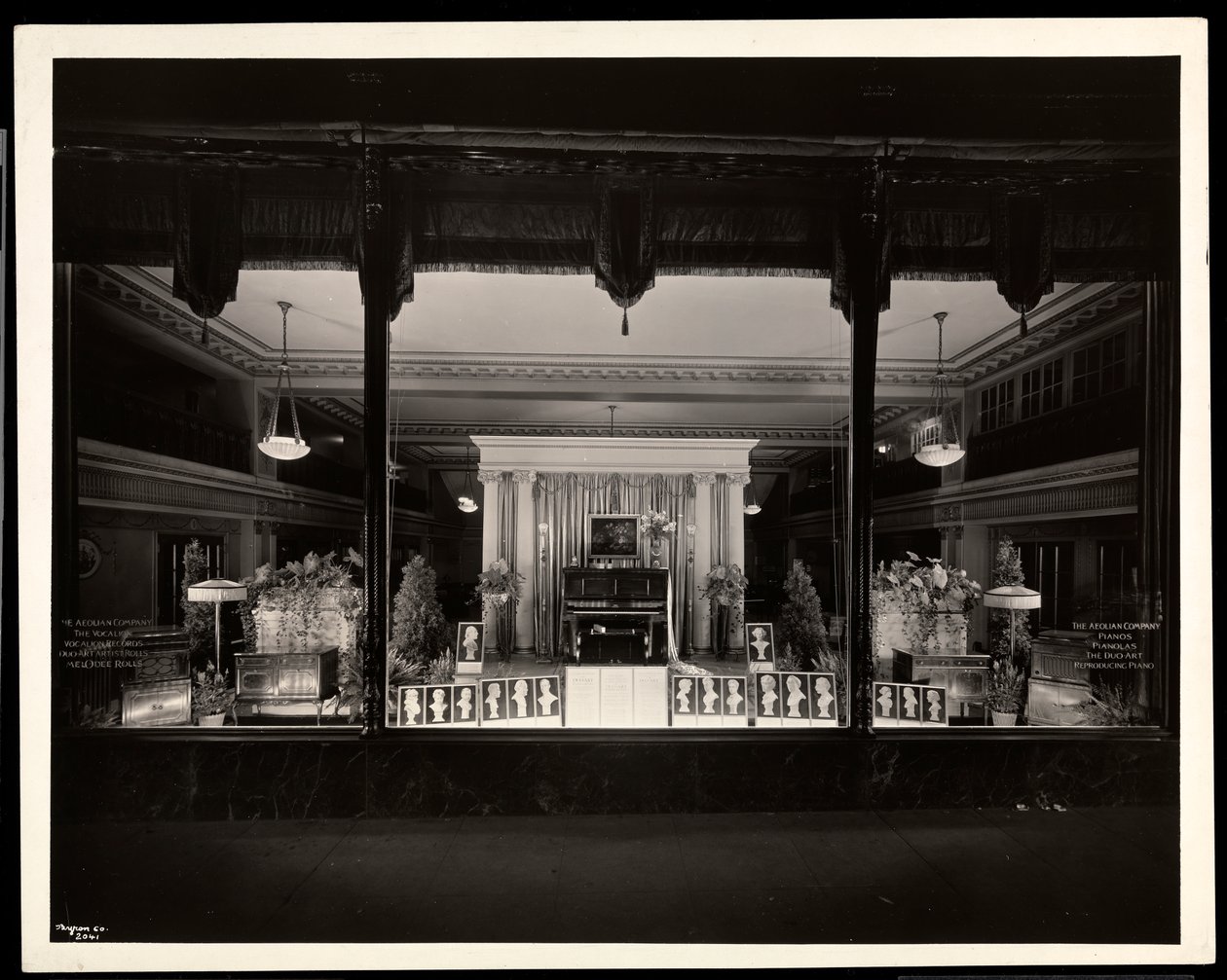 De winkel van de Aeolian Company op 29 West 42nd Street of 689 Fifth Avenue, New York, 1923 door Byron Company